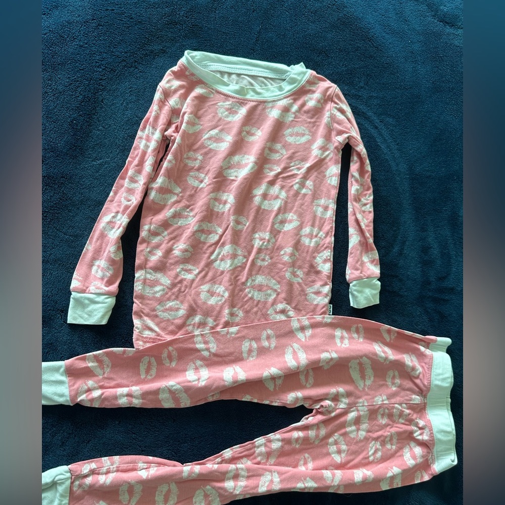 4 Pairs of 2T sleepers, pajamas, Posh Peanut, Gap and Little Sleepies - Picture 14 of 15